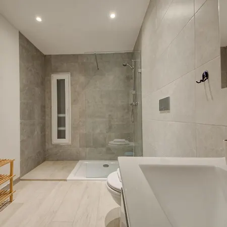 Stylish 2br With Balcony, Wifi & Ac In By 360 Estates Appartement