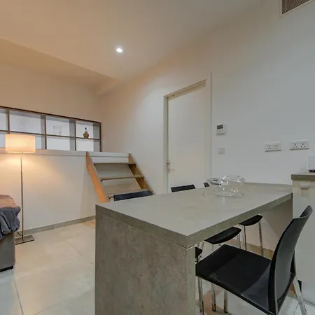 Stylish 2br With Balcony, Wifi & Ac In By 360 Estates