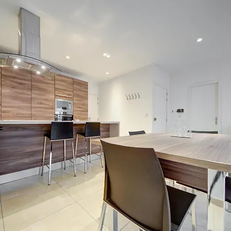 Stylish 2br With Balcony, Wifi & Ac In By 360 Estates *