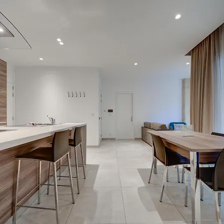Stylish 2br With Balcony, Wifi & Ac In By 360 Estates