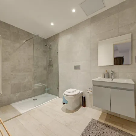 Stylish 2br With Balcony, Wifi & Ac In By 360 Estates *
