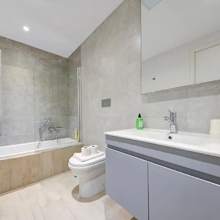 Stylish Suites, Wifi & Ac In By 360 Estates * 斯利马