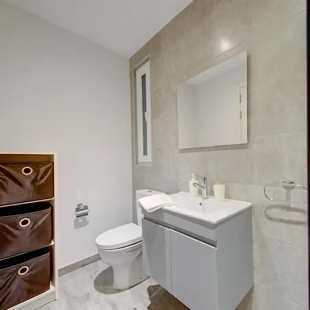 Stylish 2br With Balcony, Wifi & Ac In By 360 Estates Apartment