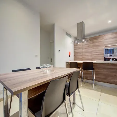 Apartment Stylish 2br With Balcony, Wifi & Ac In By 360 Estates *