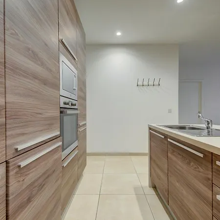 Stylish 2br With Balcony, Wifi & Ac In By 360 Estates *