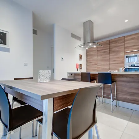 Stylish 2br With Balcony, Wifi & Ac In By 360 Estates * Слима